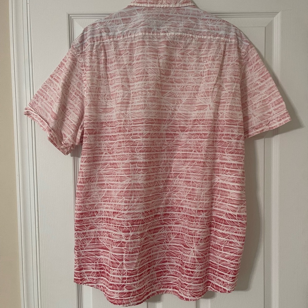 Izod’s Saltwater Relaxed Men's light pink to darker pink pattern Shirt. Size XL. - Picture 2 of 2